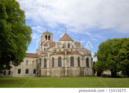 Basilique of St. Mary Magdalene in Vezelay Abbey. Burgundy, France Basilique of St. Mary Magdalene in Vezelay Abbey. Burgundy, France 11015675