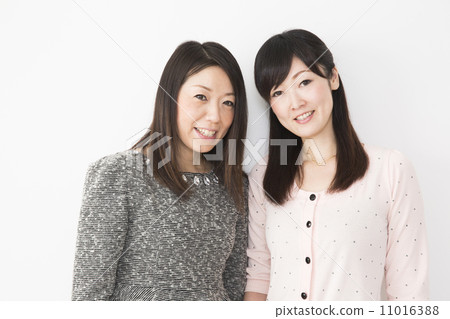 中間女性2人 中間女性2人 11016388