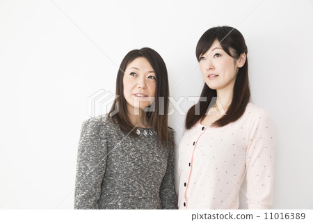 中間女性2人 中間女性2人 11016389