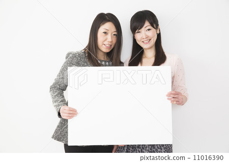 中間女性2人 中間女性2人 11016390