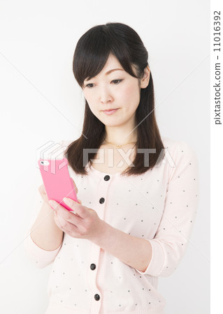 操作智慧型手機的中年婦女 操作智慧型手機的中年婦女 11016392
