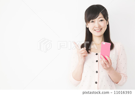 操作智慧型手機的中年婦女 11016393