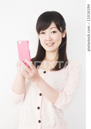 操作智慧型手機的中年婦女 操作智慧型手機的中年婦女 11016394