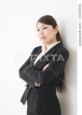 Middle women in suit shape Middle women in suit shape 11016501