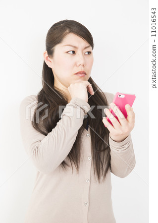 A middle-aged woman operating a smartphone 11016543