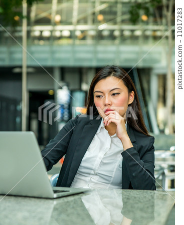 Business woman with laptop Business woman with laptop 11017283