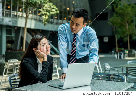 Business man and business woman in discussion Business man and business woman in discussion 11017294