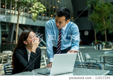 Business man and business woman in discussion 11017295