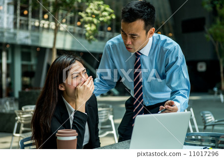 Business man and business woman in discussion Business man and business woman in discussion 11017296