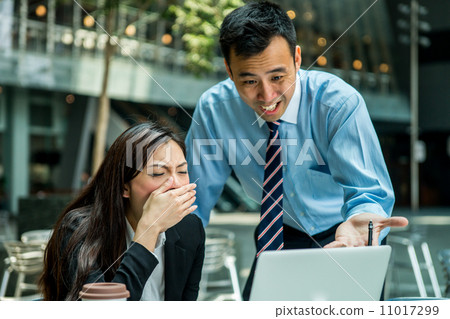 Business man and business woman in discussion Business man and business woman in discussion 11017299