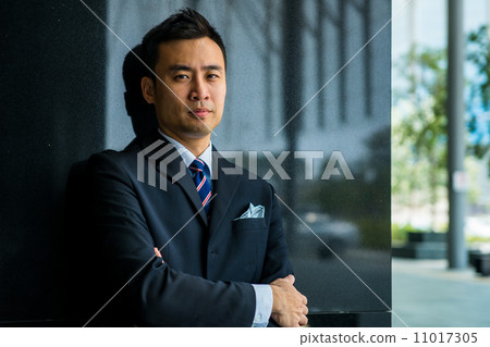 Confident businessman 11017305