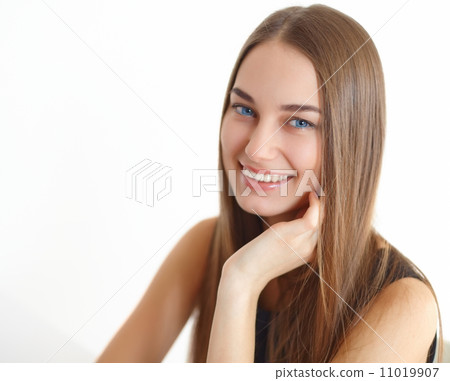 Beautiful young smiling woman 11019907