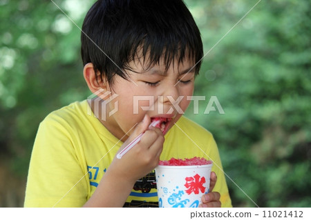 Boy eating shaved ice 11021412