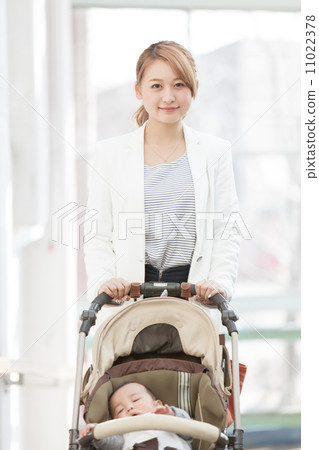 6個月大的嬰兒，母親和嬰兒車 11022378