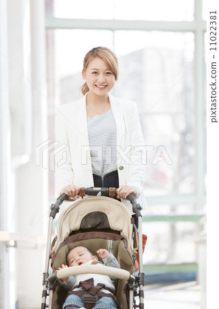 6個月大的嬰兒，母親和嬰兒車 11022381