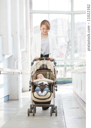6個月大的嬰兒，母親和嬰兒車 11022382