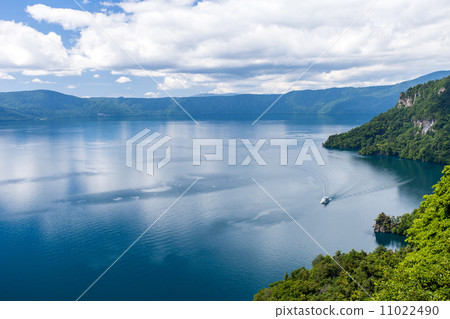 Late Towada in early summer Late Towada in early summer 11022490