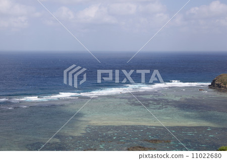 A beautiful sea at the northernmost tip of Ishigaki Island 11022680
