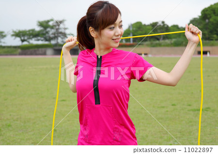 伸展在操場的婦女 11022897