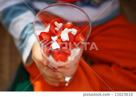 strawberry dessert with yoghurt cream and meringue in glass strawberry dessert with yoghurt cream and meringue in glass 11023618
