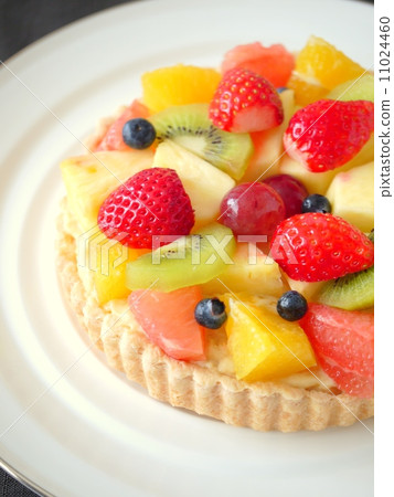 Fruit custard tart (vertical position high angle) Fruit custard tart (vertical position high angle) 11024460