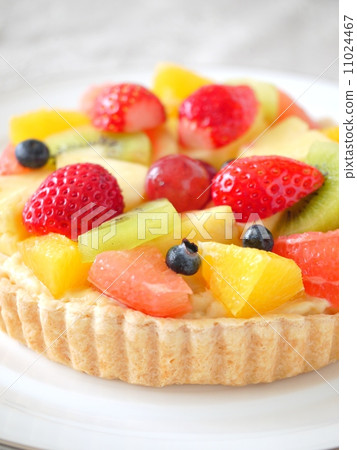 Fresh fruit tart (vertical position) Fresh fruit tart (vertical position) 11024467