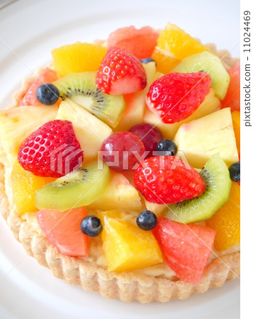 Fresh fruit tart (vertical position high angle) Fresh fruit tart (vertical position high angle) 11024469