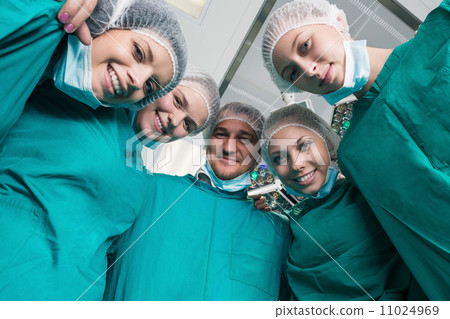 Surgeon team Surgeon team 11024969