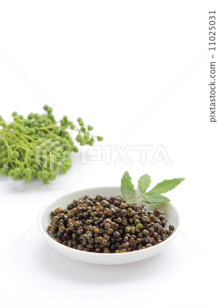 Tsukudani with real Japanese pepper and green pepper sauce 11025031