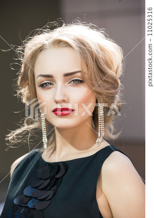 Beautiful woman 11025316