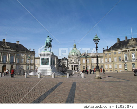 Amalienborg Palace and Frederikskirche Amalienborg Palace and Frederikskirche 11025872