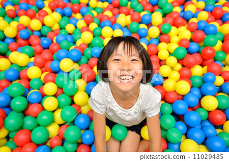 女孩在球池玩 11029485