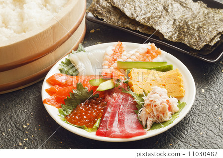 Hand rolled warm sushi 11030482