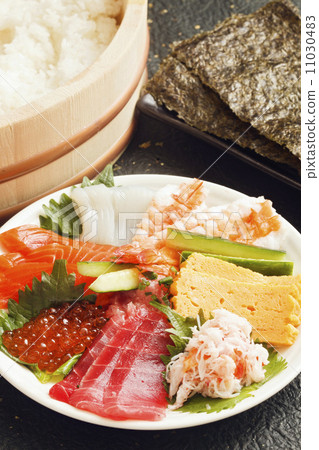 Hand rolled warm sushi 11030483