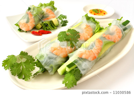 未加工的春捲種族食物Pakuti白色背景 11030586
