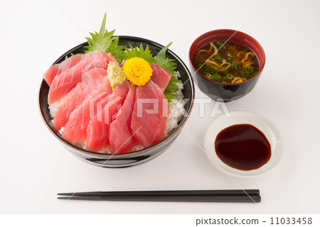 Tuna covered rice bowl Tuna covered rice bowl 11033458
