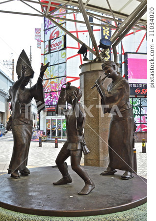 Bronze statue of a dancing parent and child (JR Minami-Koshigaya Station South Exit/Minami-Koshigaya, Koshigaya City, Saitama Prefecture) Bronze statue of a dancing parent and child (JR Minami-Koshigaya Station South Exit/Minami-Koshigaya, Koshigaya City, Saitama Prefecture) 11034020