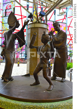 Parent and child dancing bronze statue (JR Nankoshigayi Station South Exit / Saitama Prefecture Koshigaya City Minamikoshigaya) Parent and child dancing bronze statue (JR Nankoshigayi Station South Exit / Saitama Prefecture Koshigaya City Minamikoshigaya) 11034021