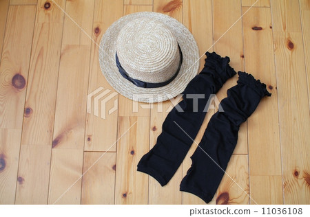 Use a straw hat and arm covers to protect yourself from the sun and UV rays. 11036108