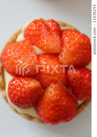 Handmade custard cream tart with small strawberries Handmade custard cream tart with small strawberries 11036254
