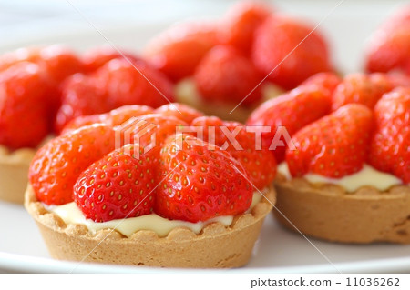 手工奶油蛋塔配小草莓 11036262