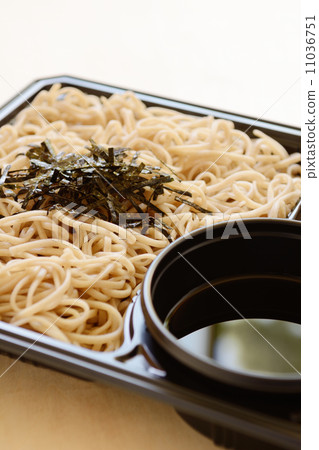 Delicious convenience store's soba 11036751