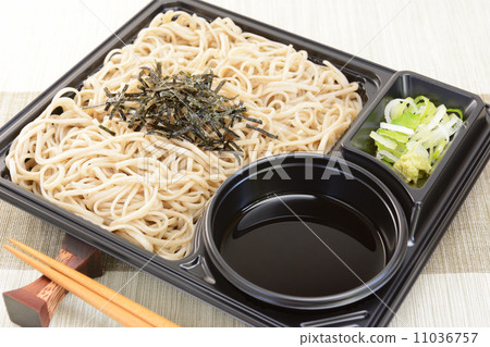Delicious convenience store's soba 11036757