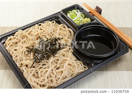Delicious convenience store's soba 11036758