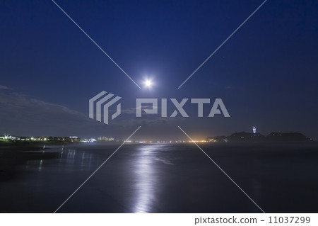 Enoshima and Moonuma coast of the moonlight 11037299
