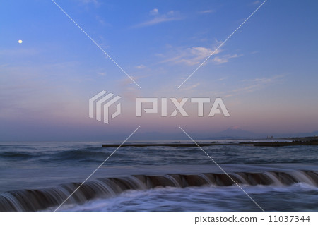 From Mt. Fuji Shonan floating in the morning glow, from the Konuma Coast From Mt. Fuji Shonan floating in the morning glow, from the Konuma Coast 11037344