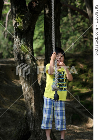 拿著繩索的男孩 11038595