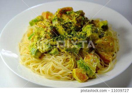 Cold pasta with salmon and avocado Cold pasta with salmon and avocado 11039727