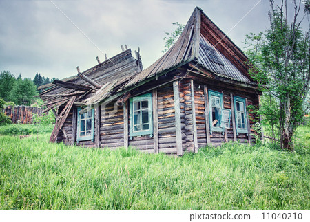 ruinous country house 11040210