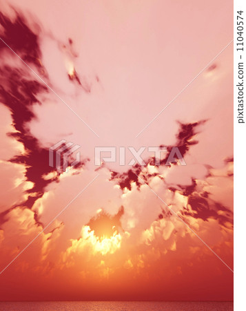 Wind and clouds with the sea Wind and clouds with the sea 11040574